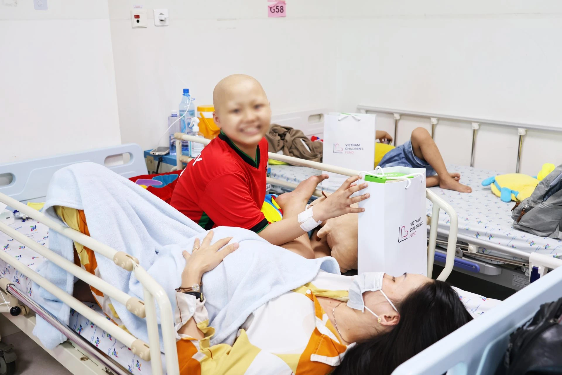 dr papie trao 100 phan qua cham soc khoang mieng cho benh nhi ung thu tai tp hcm 3