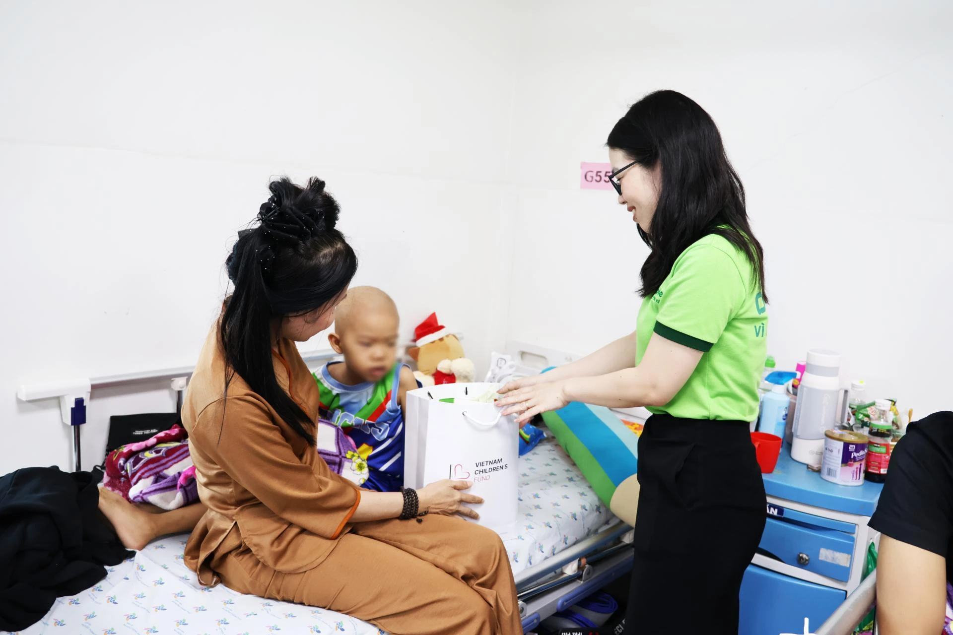 dr papie trao 100 phan qua cham soc khoang mieng cho benh nhi ung thu tai tp hcm 4