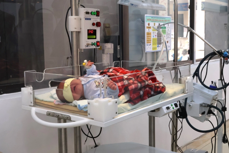 Dược phẩm STARMED trao tặng thiết bị y tế cho bệnh viện huyện Mèo Vạc Trang thiết bị y tế mới giúp các bé sinh non tại Mèo Vạc được chăm sóc kịp thời