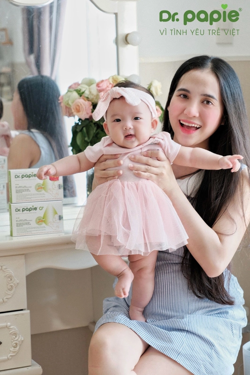 Nhật ký mẹ Gen Z: Đừng để sự chủ quan khiến con đau đớn, quấy khóc vì nấm miệng gac dr papie tro thu dac luc giup bo cham con khi me ban 2