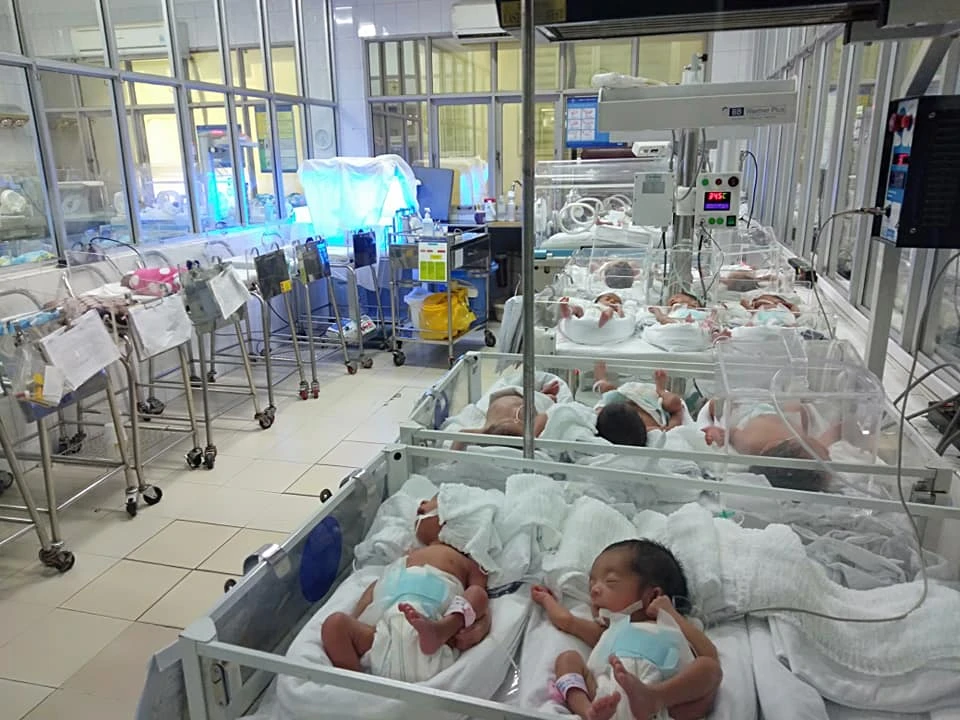 tất cả các trẻ ở viện Nhi đểu được bác sỹ cho dùng gạc răng miệng vệ sinh sau khi sinh tất cả các trẻ ở viện Nhi đểu được bác sỹ cho dùng gạc răng miệng vệ sinh sau khi sinh