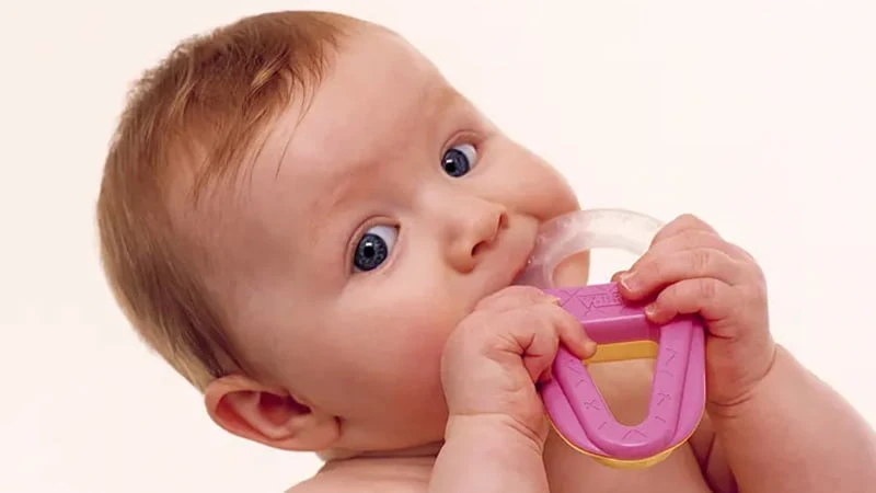 Trẻ chậm mọc răng do thói quen nhai đồ chơi Trẻ chậm mọc răng do thói quen nhai đồ chơi