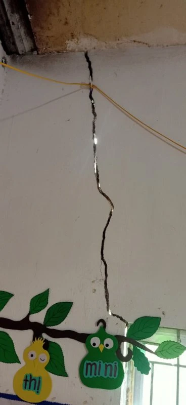 "Hành trình trường đẹp cho em” – Bản Nà Niệc, huyện Bắc Sơn, Sơn La Tường có vết nứt ở nhiều nơi, to và dài