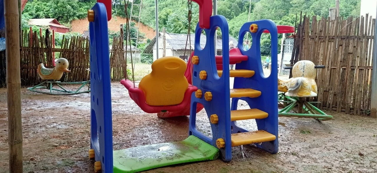 "Hành trình trường đẹp cho em” – Bản Nà Niệc, huyện Bắc Sơn, Sơn La Cả trường chỉ có 1 cầu trượt để chơi mà mưa gió bẩn