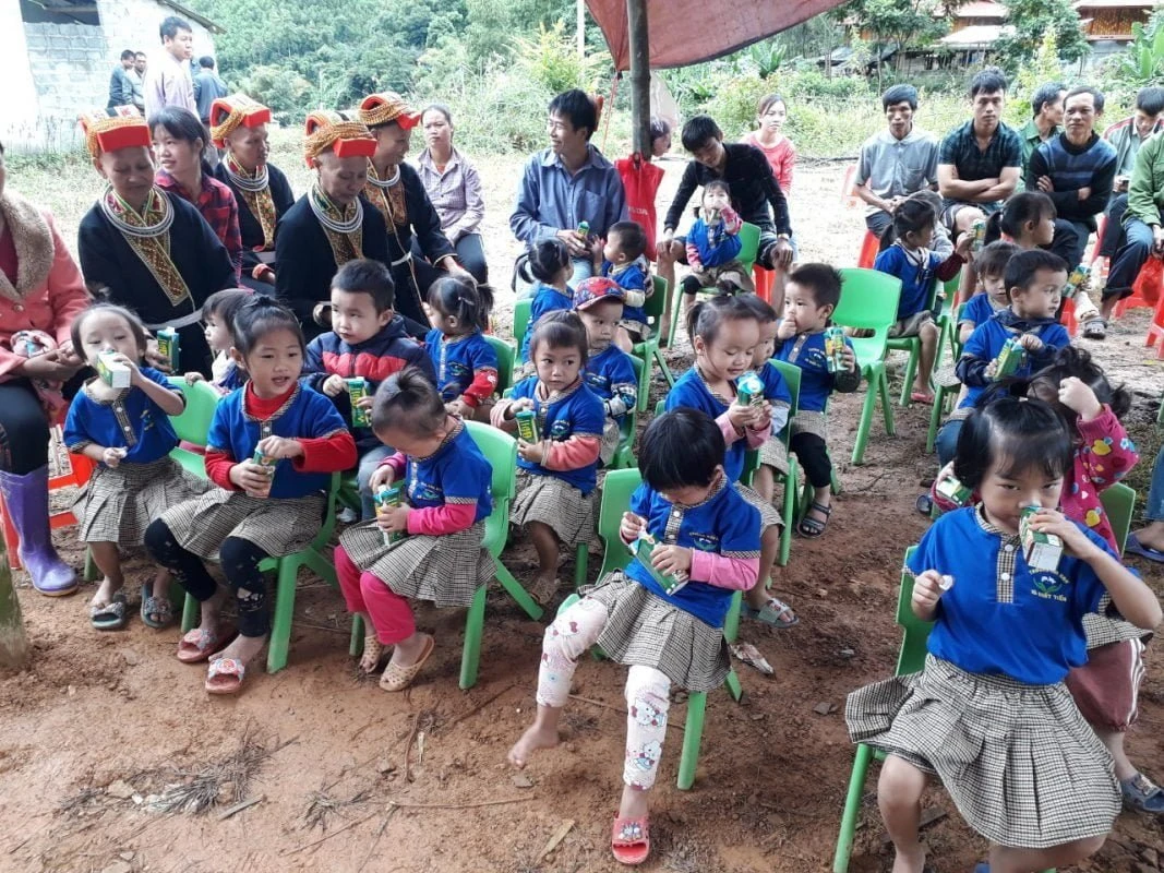"Hành trình trường đẹp cho em” – Bản Nà Niệc, huyện Bắc Sơn, Sơn La Bố mẹ và các bé trường mầm non Nà Niệc