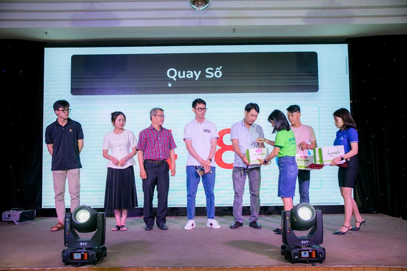 Hội nghị khách hàng : Dr.Papie Vì tình yêu trẻ Việt Khách hàng nhận những phần quà hội nghị khách hàng của STARMED