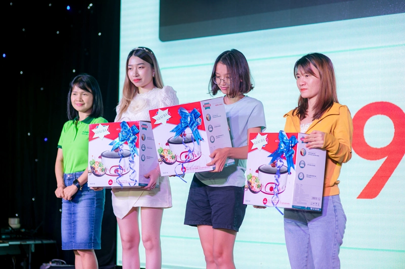 Hội nghị khách hàng : Dr.Papie Vì tình yêu trẻ Việt Khách hàng nhận những phần quà hội nghị khách hàng của STARMED (2)