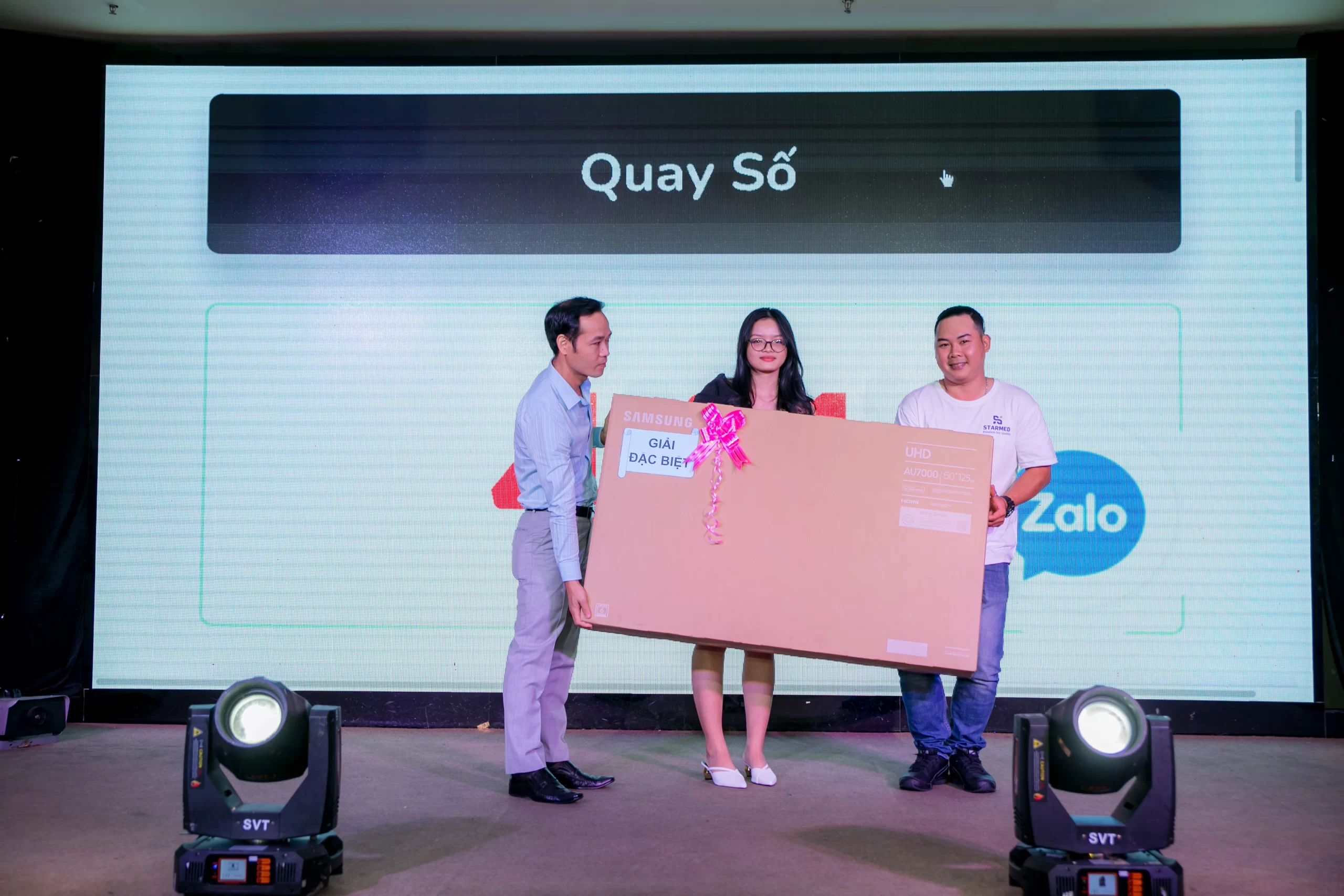 Hội nghị khách hàng : Dr.Papie Vì tình yêu trẻ Việt Khách hàng nhận những phần quà hội nghị khách hàng của STARMED (4)