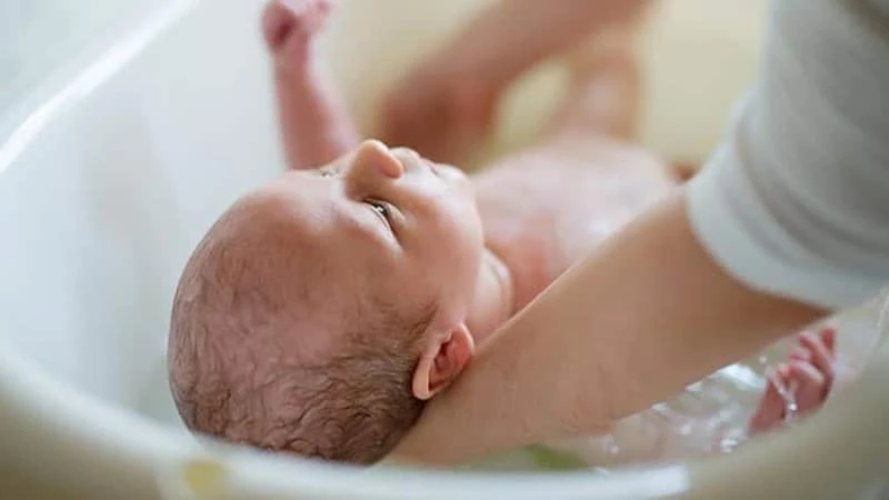 Hướng dẫn các bước tắm cho trẻ sơ sinh an toàn tại nhà Thời gian tắm cho trẻ sơ sinh khi nào là tốt nhất