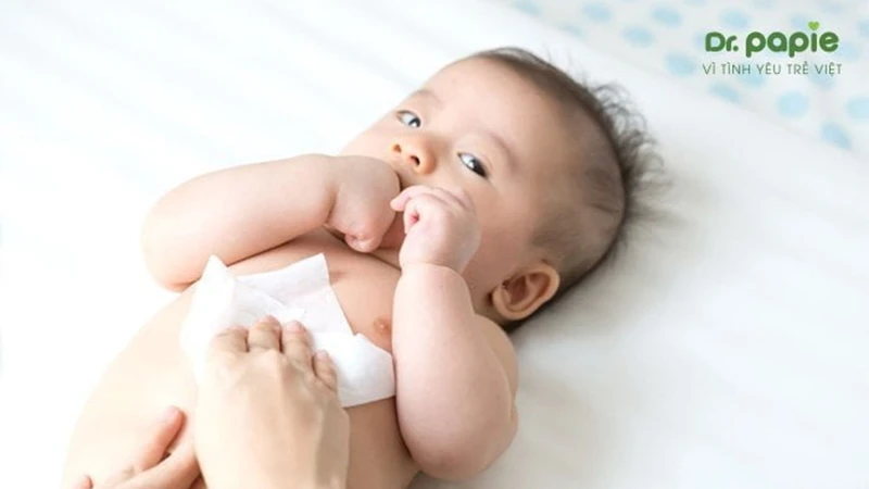 Chườm khăn kết hợp lau ấm cho bé bị sốt Chườm khăn kết hợp lau ấm cho bé bị sốt