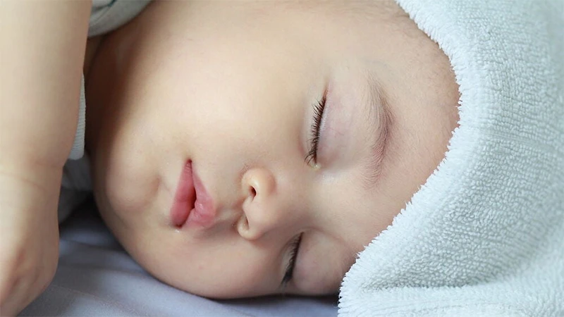 Trẻ sốt nên chườm nóng hay chườm lạnh Trẻ sốt nên chườm nóng hay chườm lạnh