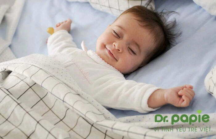 Hướng dẫn cách tắm lá trầu không trị rôm sảy cho trẻ tại nhà cho trẻ bị rôm sảy nằm ở nơi thoáng mát