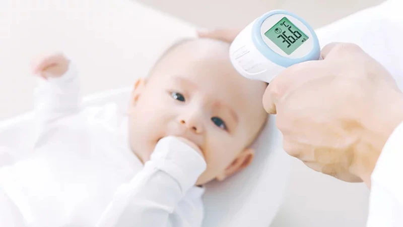 Hướng dẫn cha mẹ tự theo dõi thân nhiệt trẻ sơ sinh tại nhà Theo dõi thân nhiệt trẻ sơ sinh thường xuyên giúp mẹ sớm có biện pháp xử lý