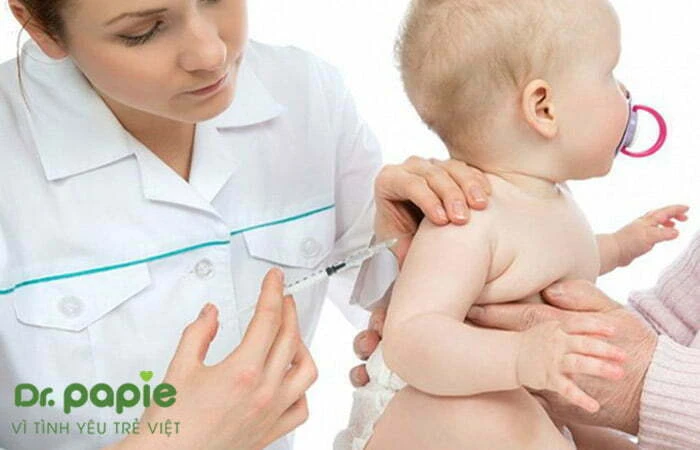 Hướng dẫn chi tiết cách chăm sóc trẻ bị sốt sau khi tiêm phòng 5 trong 1 Trẻ bị sốt sau khi tiêm phòng 5 trong 1 là tình trạng bình thường