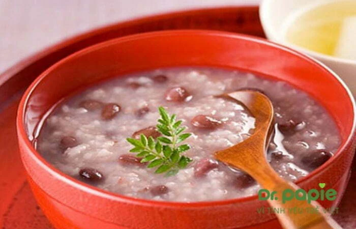 Cháo đậu đỏ râu ngô cho trẻ bị chám sữa