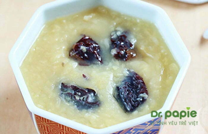 Cháo táo tàu và quả dâu tằm cho trẻ bị chàm sữa
