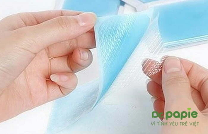 Hướng dẫn chi tiết cách dùng và bảo quản miếng dán hạ sốt Bóc miếng dán hạ sốt