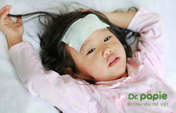 Hướng dẫn chi tiết cách dùng và bảo quản miếng dán hạ sốt Dán miếng dán hạ sốt cho trẻ