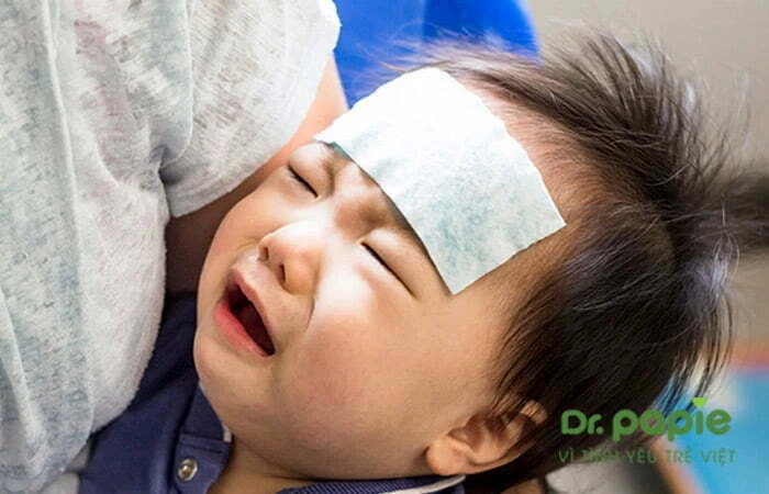 Hướng dẫn chi tiết cách dùng và bảo quản miếng dán hạ sốt Miếng dán quá lạnh khiến trẻ có cảm giác khó chịu