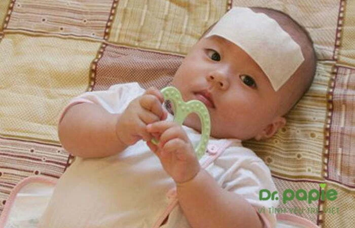 Hướng dẫn chi tiết cách dùng và bảo quản miếng dán hạ sốt Dùng miếng dán hạ sốt cho trẻ từ 6 tháng tuổi