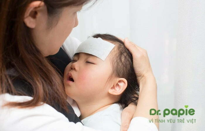 Hướng dẫn chi tiết cách dùng và bảo quản miếng dán hạ sốt Dùng miếng dán hạ sốt cho trẻ bị sốt