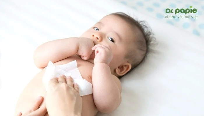 Hướng dẫn chi tiết cách lau khăn ấm hạ sốt cho bé Lau khăn ấm hạ sốt