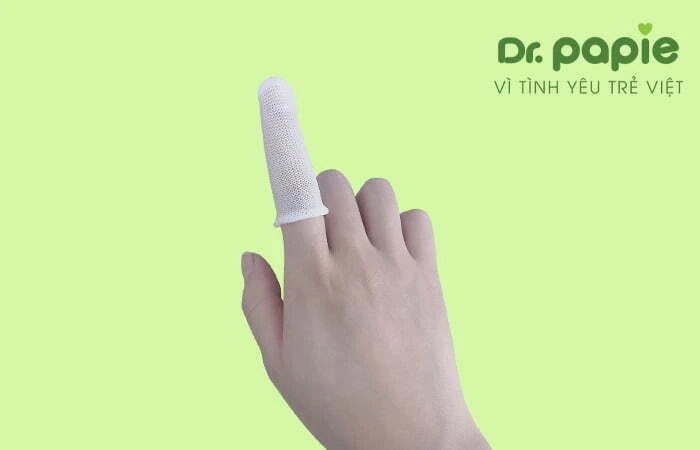 Hướng dẫn chi tiết cách vệ sinh và đánh tưa lưỡi bằng nước muối sinh lý Đeo gạc rơ lưỡi