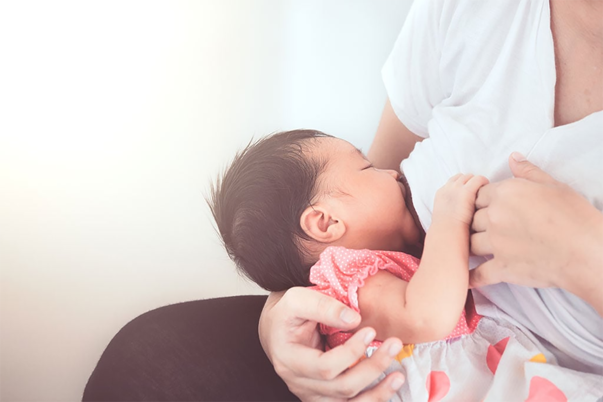 Hướng dẫn cho con bú đúng cách – Mẹ nào cũng cần biết Tư thế bú đúng giúp bé dễ dàng bú sữa mà không bị sặc hay đầy hơi