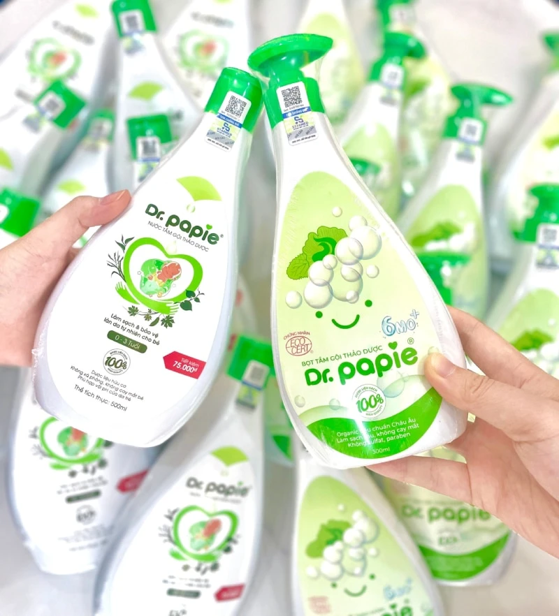 Điểm khác biệt giữa bọt tắm gội và nước tắm gội thảo dược Dr.Papie Điểm khác biệt giữa bọt tắm gội và nước tắm gội thảo dược Dr.Papie