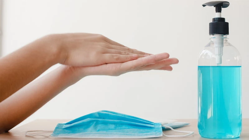 Vệ sinh tay sạch sẽ trước khi dùng gạc rơ lưỡi cho bé