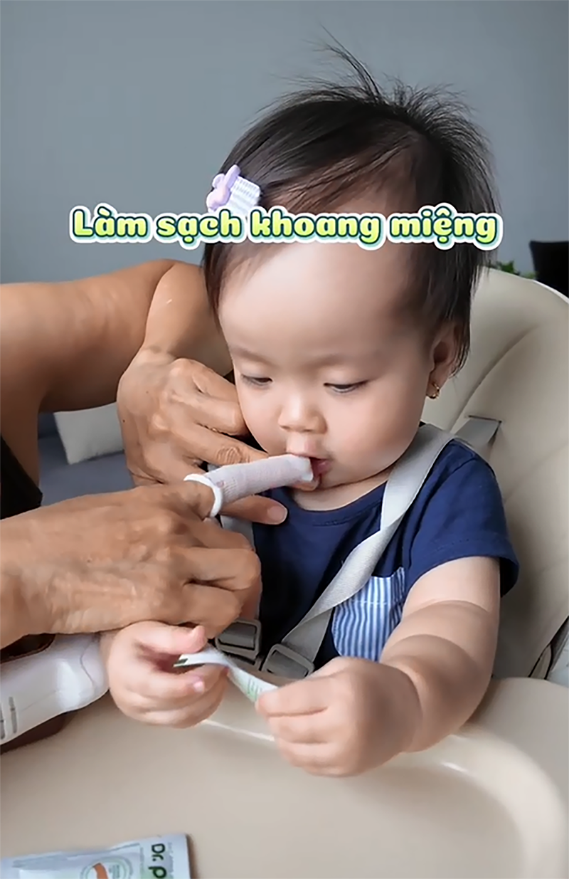 Mẹ Gen Z chia sẻ bí quyết giúp con mọc răng không sốt không quấy với Gạc răng miệng Dr.Papie me gen z chia se bi quyet giup con moc rang khong sot khong quay voi gac rang mieng dr papie 3