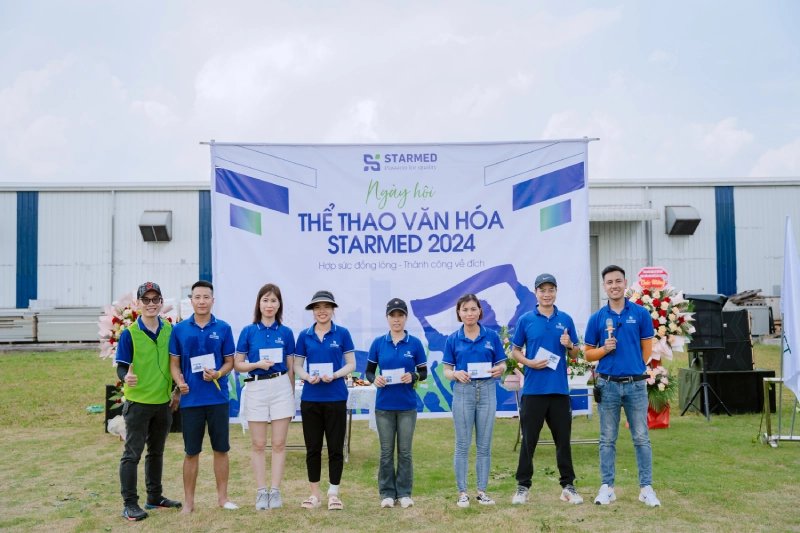 Hình ảnh trao giải cho các cá nhân xuất sắc trong giải chạy online Starmed 2024 Hình ảnh trao giải cho các cá nhân xuất sắc trong giải chạy online Starmed 2024
