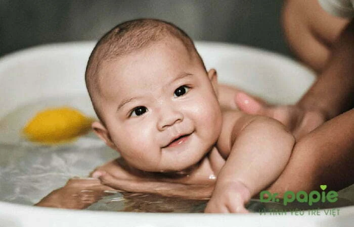 Nguyên nhân & cách phòng ngừa hăm tã trong suốt giai đoạn sơ sinh của trẻ Tắm cho trẻ bị hăm bằng sữa tắm dịu nhẹ để phòng hăm tã