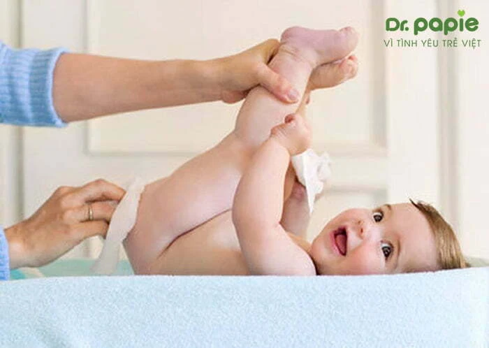 Nguyên nhân trẻ bị hăm tã nổi mụn và cách điều trị hiệu quả tại nhà Khi lau cần dùng khăn mềm, thao tác nhẹ nhàng tránh làm tổn thường vùng hăm tã nổi mụn