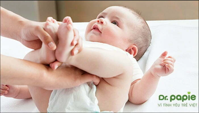 Nguyên nhân trẻ bị hăm tã nổi mụn và cách điều trị hiệu quả tại nhà Quấn tã quá chặt là một trong những nguyên nhân khiến trẻ bị hăm tã nổi mụn