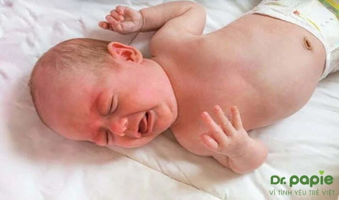 Nhận biết 9 biến chứng của sốt siêu vi ở trẻ em và cách xử lý Biến chứng não (co giật) ở trẻ bị sốt siêu vi