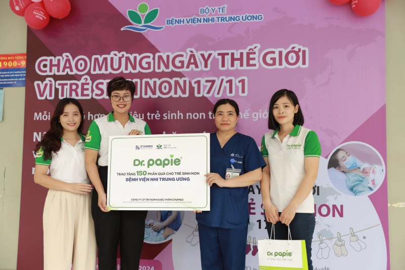 nhan hang dr papie trao qua cho tre sinh non tai benh vien nhi tw 1