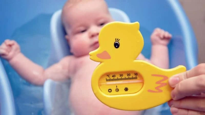 Chuẩn bị nhiệt kế nước tắm cho bé chuyên dụng Chuẩn bị nhiệt kế nước tắm cho bé chuyên dụng