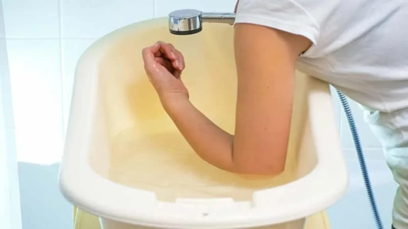 Kiểm tra lại nhiệt độ nước tắm bằng cùi trỏ Kiểm tra lại nhiệt độ nước tắm bằng cùi trỏ