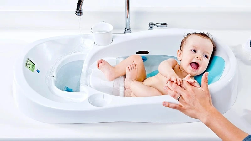 Giữ ấm cho trẻ sơ sinh trong khi tắm Giữ ấm cho trẻ sơ sinh trong khi tắm