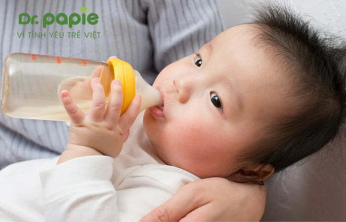 Cho sốt mọc răng kèm sổ mũi uống đủ nước