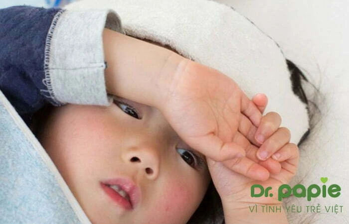 Hạ sốt cho trẻ sốt mọc răng bằng cách chườm mát