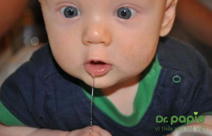 Hình ảnh trẻ chảy nhiều nước dãi do răng mọc