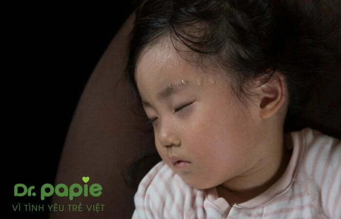  Hình ảnh trẻ vã mồ hôi do sốt
