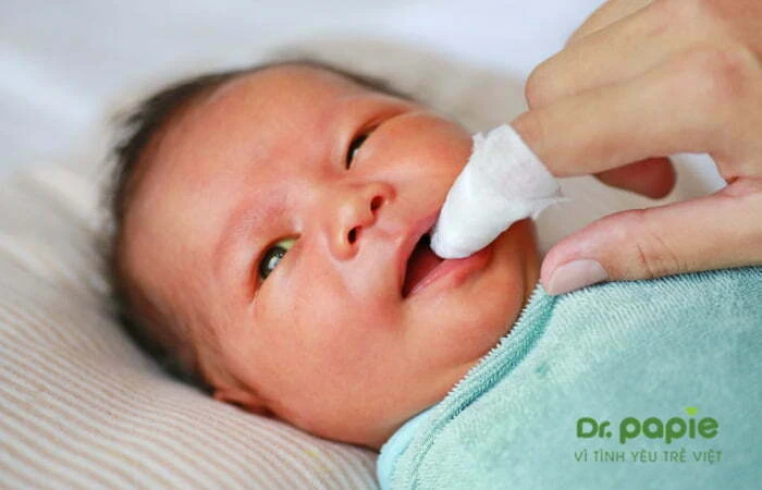 Vệ sinh răng miệng cho trẻ sốt mọc răng