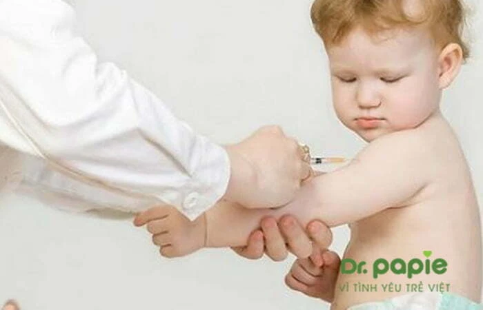 Sốt phát ban dạng sởi ở trẻ em: Dấu hiệu nhận biết, cách điều trị và phòng ngừa Tiêm vacxin phòng sởi cho trẻ
