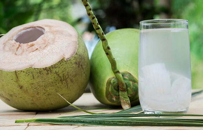 Sốt phát ban ở trẻ nên ăn gì, kiêng gì để nhanh khỏi bệnh? Nước dừa