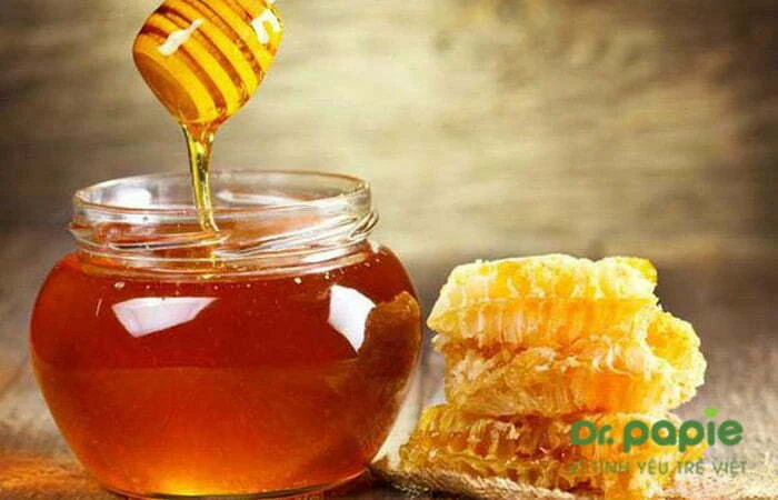 Sốt phát ban ở trẻ nên ăn gì, kiêng gì để nhanh khỏi bệnh? Mật ong