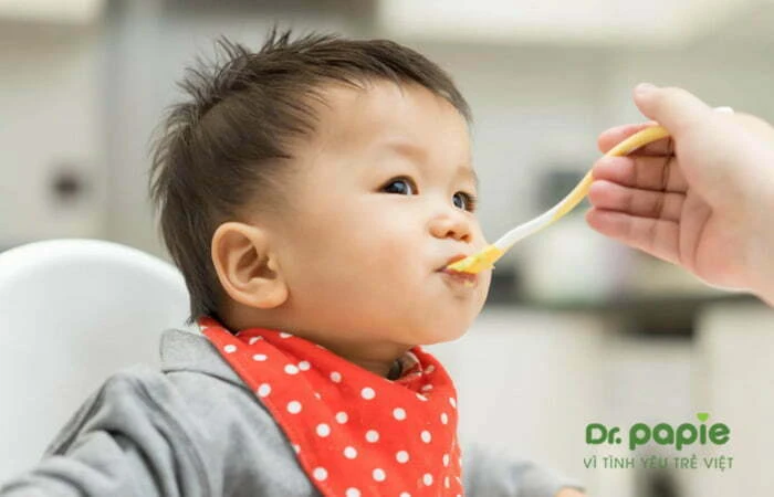 Sốt phát ban ở trẻ nên ăn gì, kiêng gì để nhanh khỏi bệnh? Cho trẻ bị sốt phát ban ăn các đồ ăn mềm, ngồi thẳng khi ăn