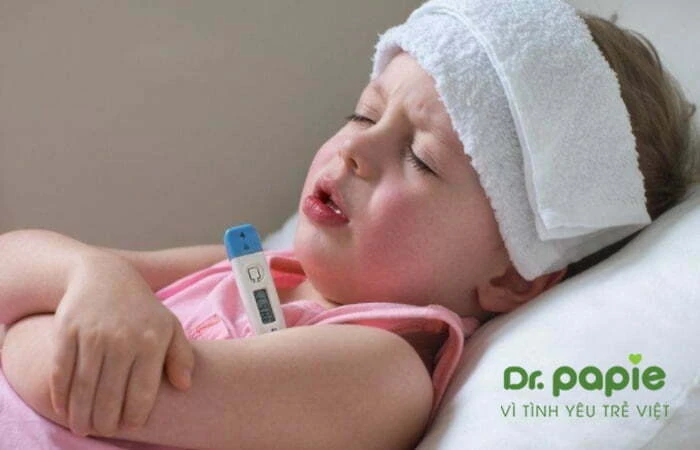 Sốt phát ban ở trẻ: Nguyên nhân, triệu chứng và cách điều trị Chườm ấm cho trẻ bị sốt